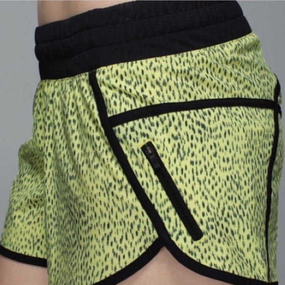 Lululemon Tracker Short III 4-way Stretch Dottie Dash Clarity Yellow Black - Picture 6 of 6
